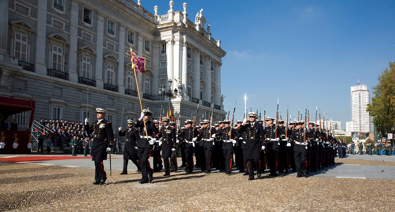 Compañia de Honores de la AGRUMAD desfilanzo en Palacio de Oriente , Madrid
