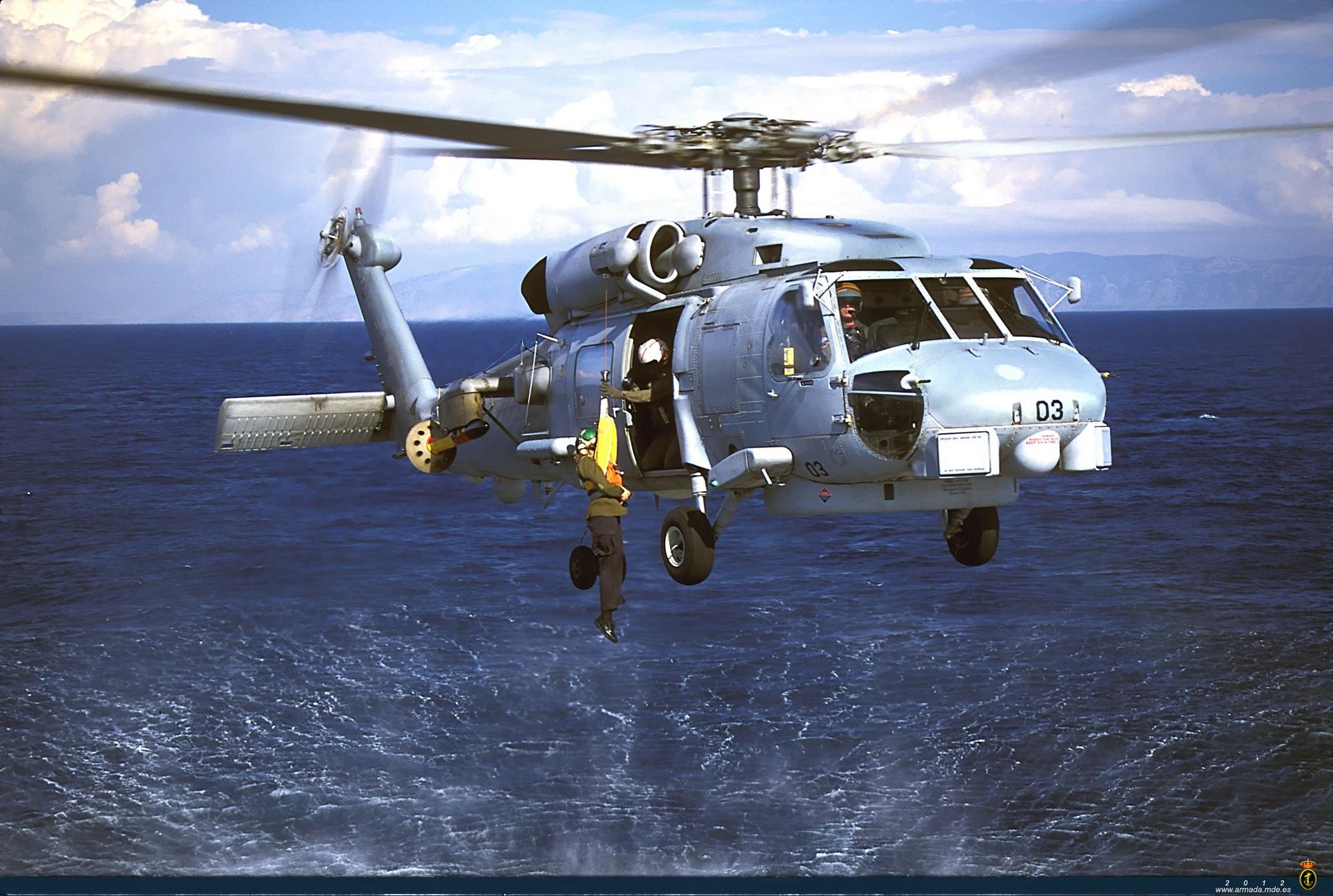 SH-60B izando personal a bordo