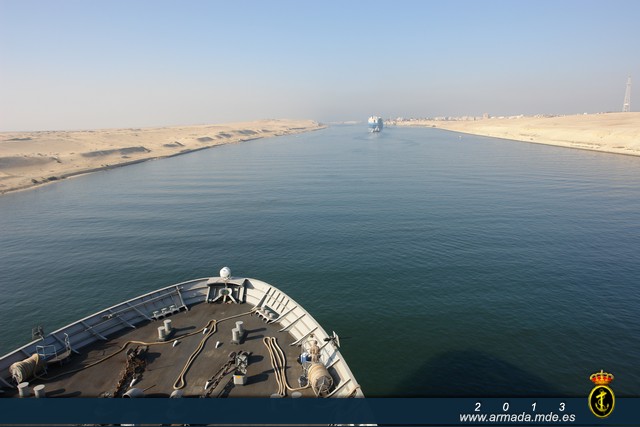 Proa del buque anfibio Castilla en la entrada del Canal de Suez para incorporarse a la Operación Atalanta.