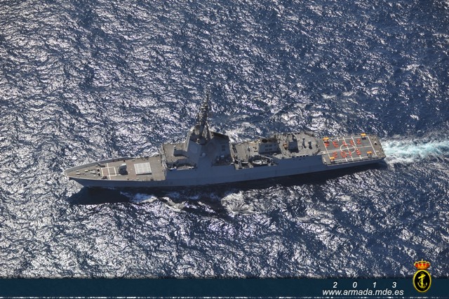 Vista aérea de la Fragata Méndez Núñez felicitando el año nuevo en la Operación Atalanta