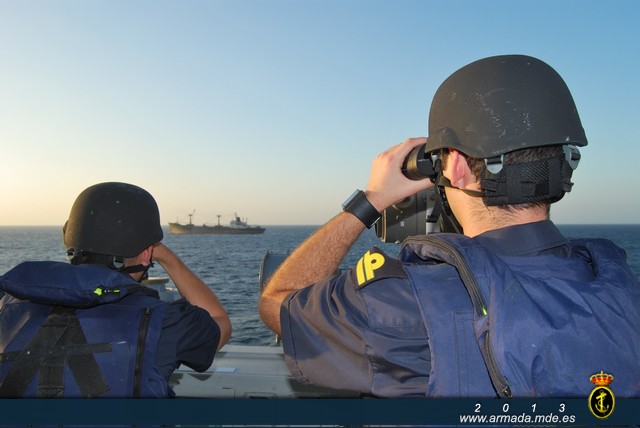 Vigilancia del tráfico marítimo desde el alerón de estribor del puente de la Fr.Méndez Núñez en Atalanta