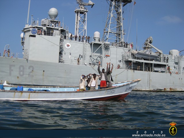 La Fragata Reina Sofía durante la operación Atalanta procede a la liberación del dhow Al-Qadi II