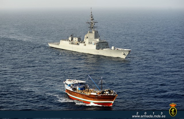 La Fragata Méndez Núñez junto al dhow Al Hassan en aguas del Índico en la operación Atalanta