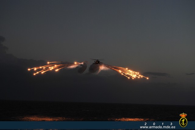 Helicóptero de la 10ª Escuadrilla lanzando bengalas durante un vuelo nocturno en la operación Atalanta