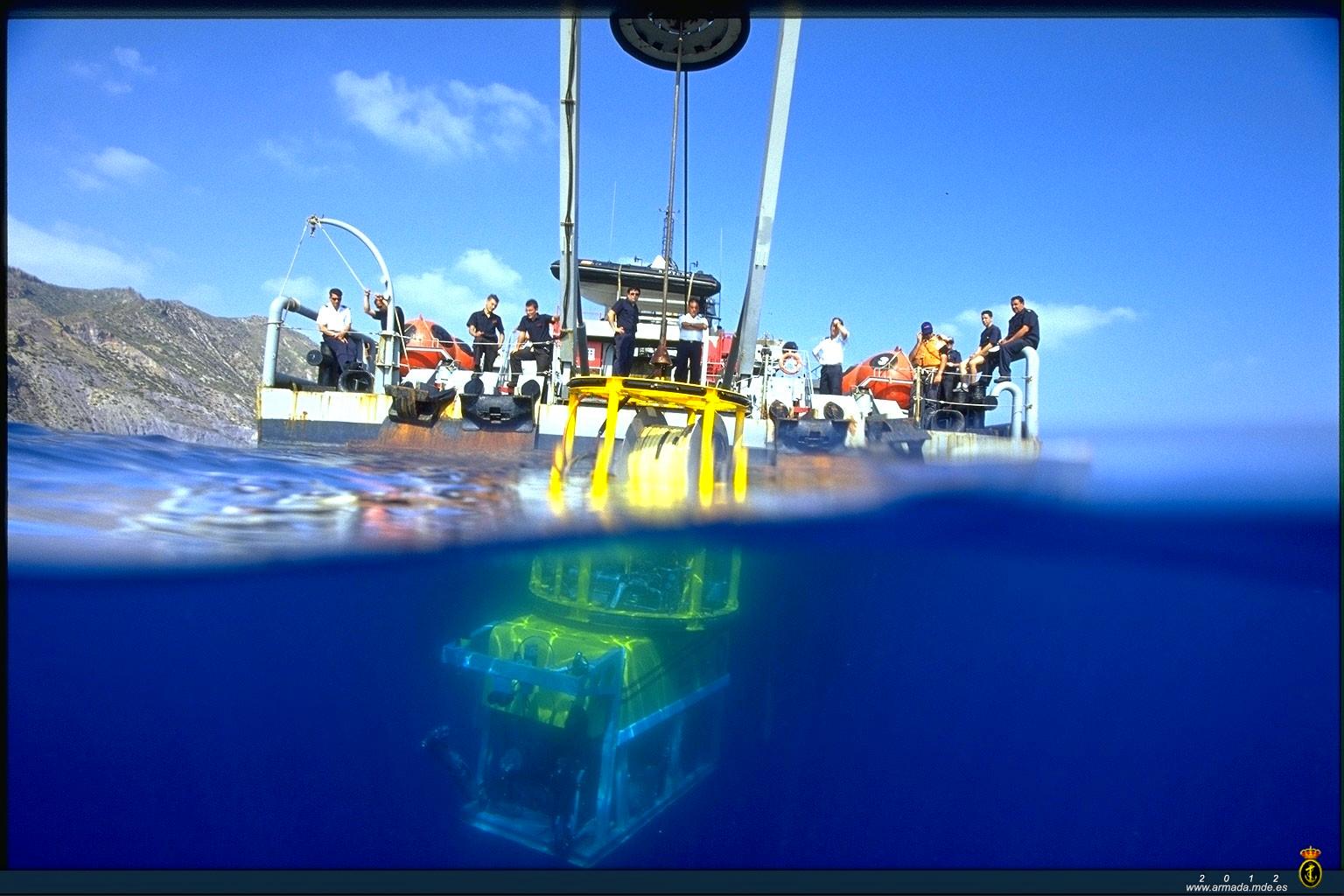 Buque de salvamento y rescate Neptuno y su ROV Scorpio