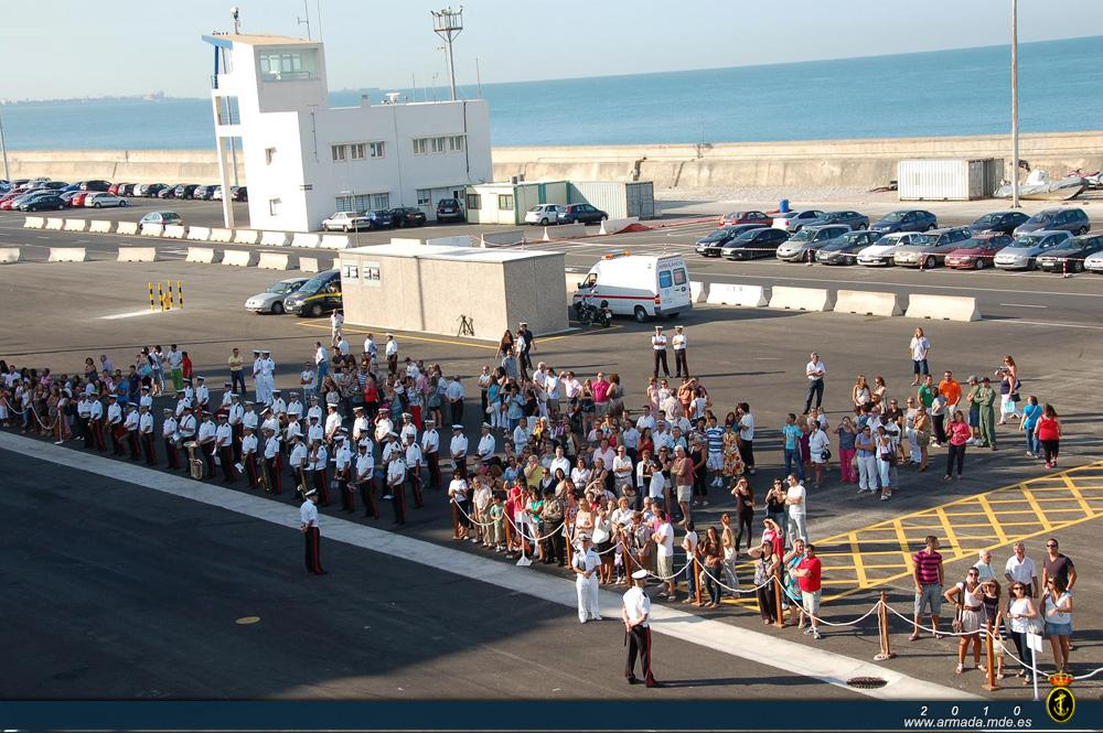 Los familiares de la dotación del BAA Galicia esperando a despedirse en el muelle