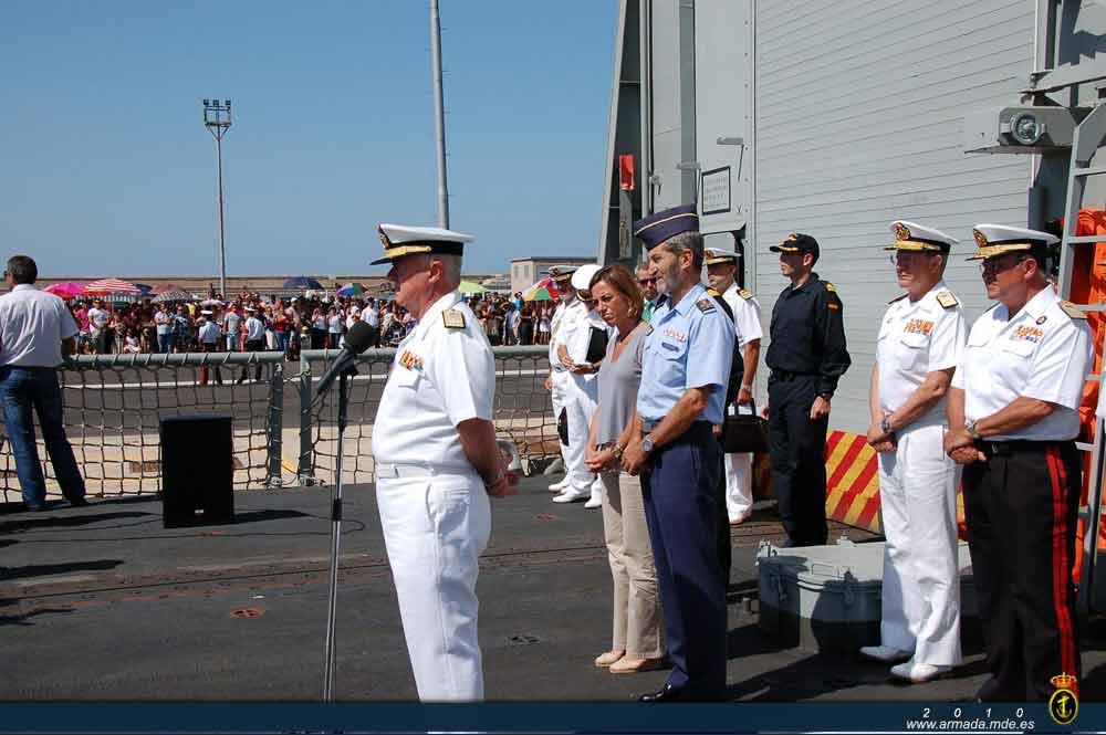 El Almirante General Jefe de Estado Mayor de la Armada se dirige a la dotación de la fragata Victoria