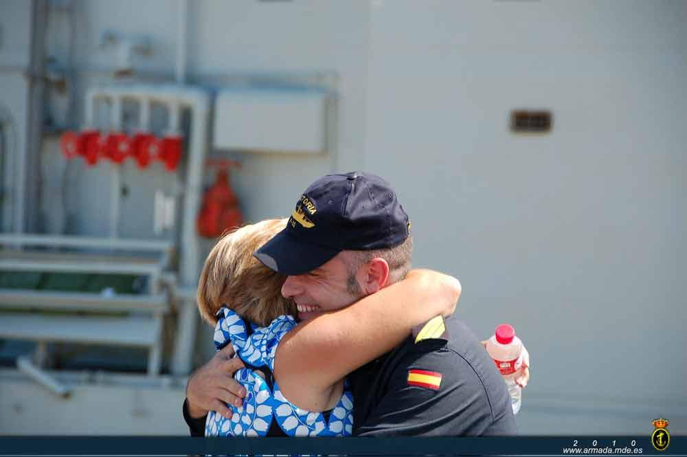 Un sargento de la fragata Victoria recibe el caluroso abrazo de un familiar