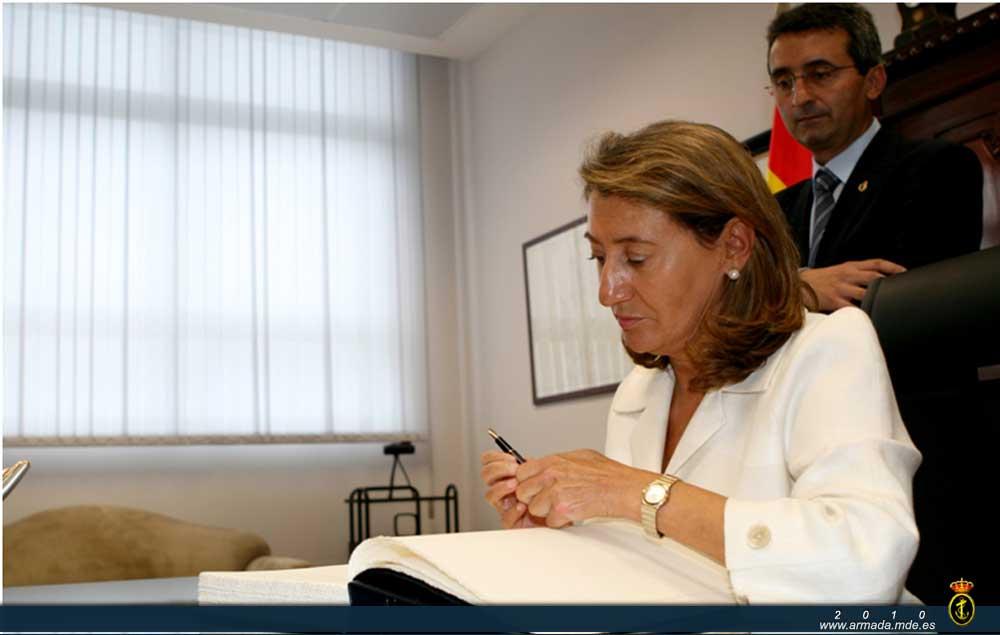 La Subsecretaria de Defensa, María San José Villacé, firmando en el libro de honor