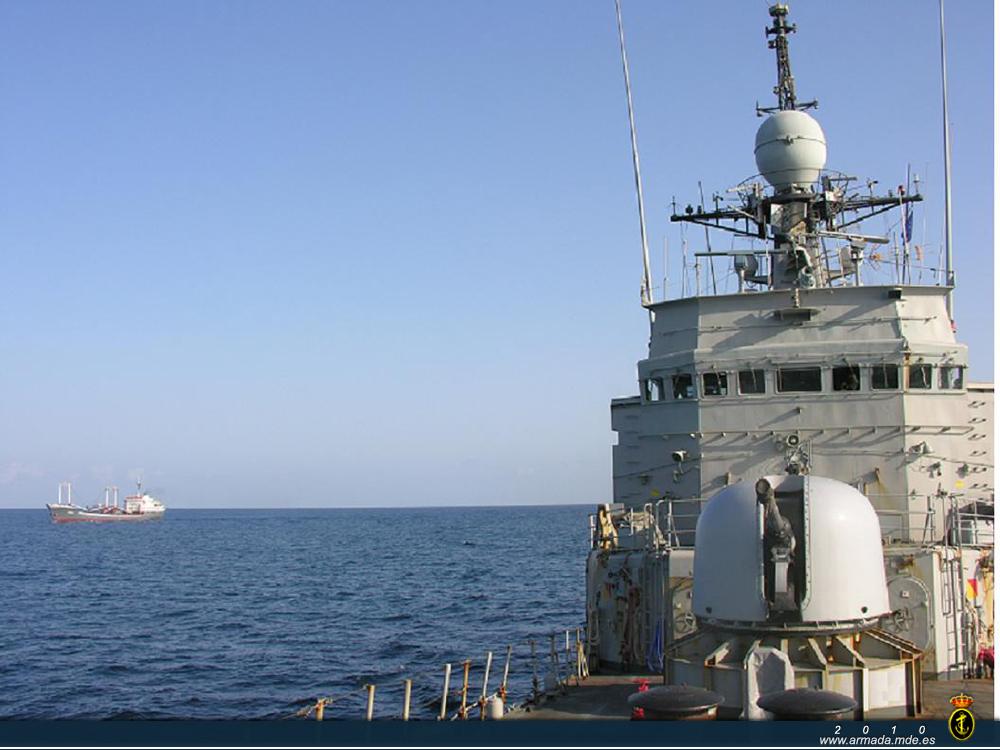 El mercante fletado por el Programa Mundial de Alimentos es escoltado por el patrullero de altura Infanta Cristina