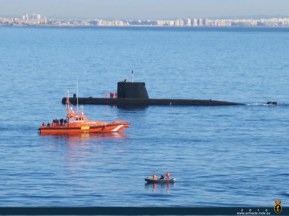 Durante el ejecicio Cartago 10, el submarino Tramontana recibe el apoyo por parte de otras unidades de la Armada y Salvamento Marítimo