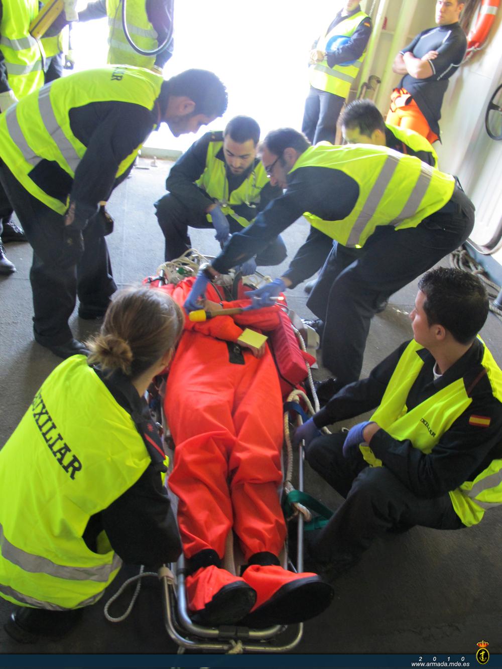 Tras la evacuación, el personal sanitario inspecciona a uno de los heridos del Tramontana