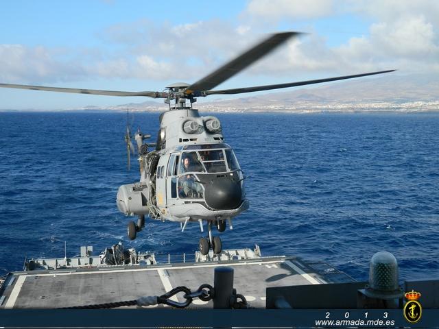 Un helicóptero del Ejército del Aire toma por primera vez en un buque de acción marítima