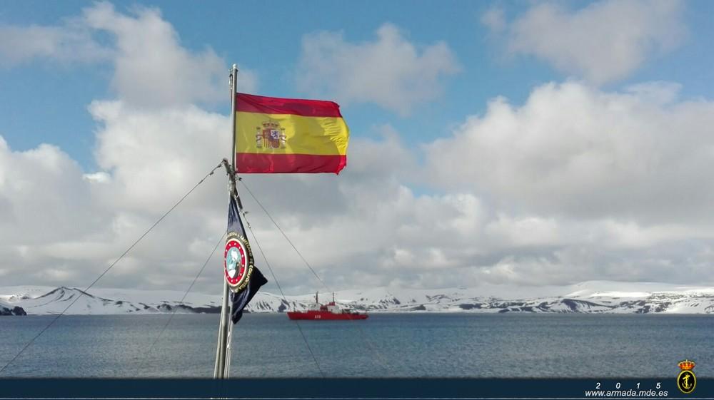 El banderín de la Primera Peregrinación de la Antártida a Santiago de Compostela ondea ya en la base Gabriel de Castilla
