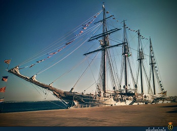 El buque-escuela 'Juan Sebastián de Elcano' atracado en el puerto de Lisboa