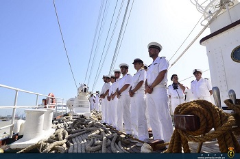 Dotación del buque-escuela 'Juan Sebastián de Elcano' formada en cubierta a la salida de Lisboa