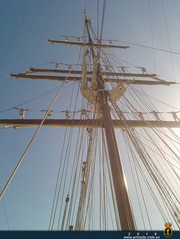 La dotación del buque-escuela 'Juan Sebastián de Elcano' cubriendo vergas a la salida de Lisboa