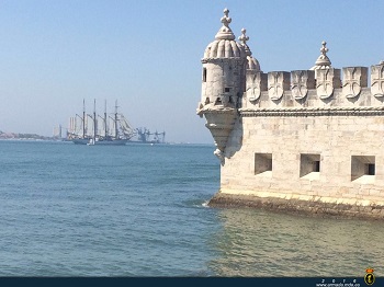 El 'Juan Sebastián de Elcano' tanto avante con la Torre de Belém