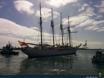El buque-escuela Juan Sebastián de Elcano sale del Arsenal de Las Palmas