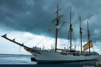 El buque-escuela 'Juan Sebastián de Elcano' deja atrás el puerto de Salvador de Bahía