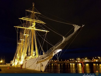 Buque-escuela Juan Sebastián de Elcano atracado en el puerto de Dublín