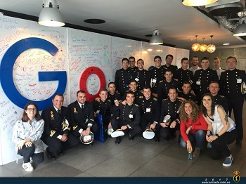 Dotación y guardiamarinas visitando la sede de google en Dublín