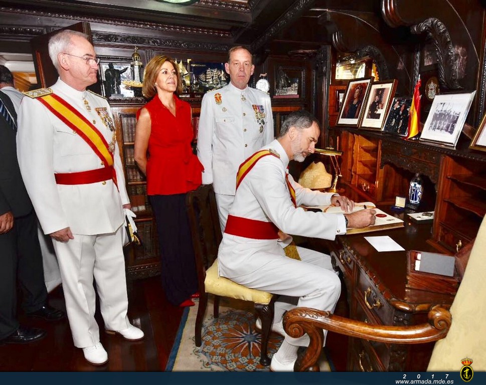 S.M. el Rey firmando en el libro de honor del J.S. de Elcano