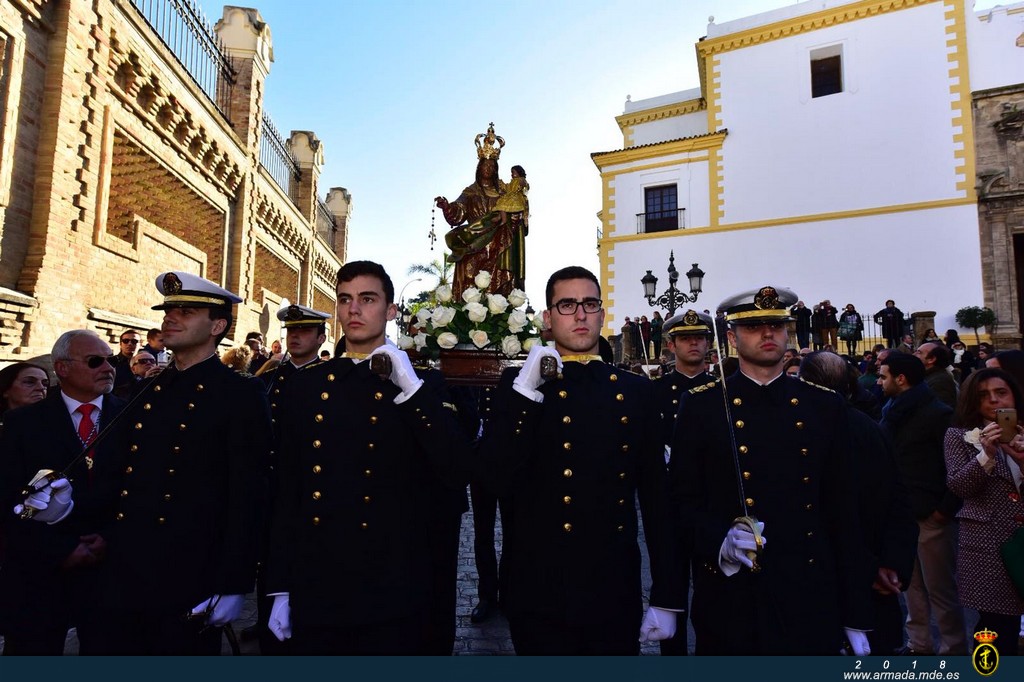 Guardiamarinas desfilando hacia el JSE con la imagen de La Galeona
