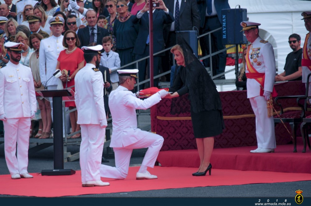 La madrina entrega la bandera de combate al Comandante de la fragata