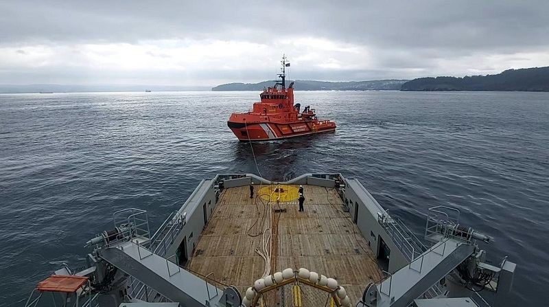 Imagen noticia:The multi-purpose vessel ‘Carnota’ conducts towing manoeuvers in collaboration with the Search and Rescue Society (SAS