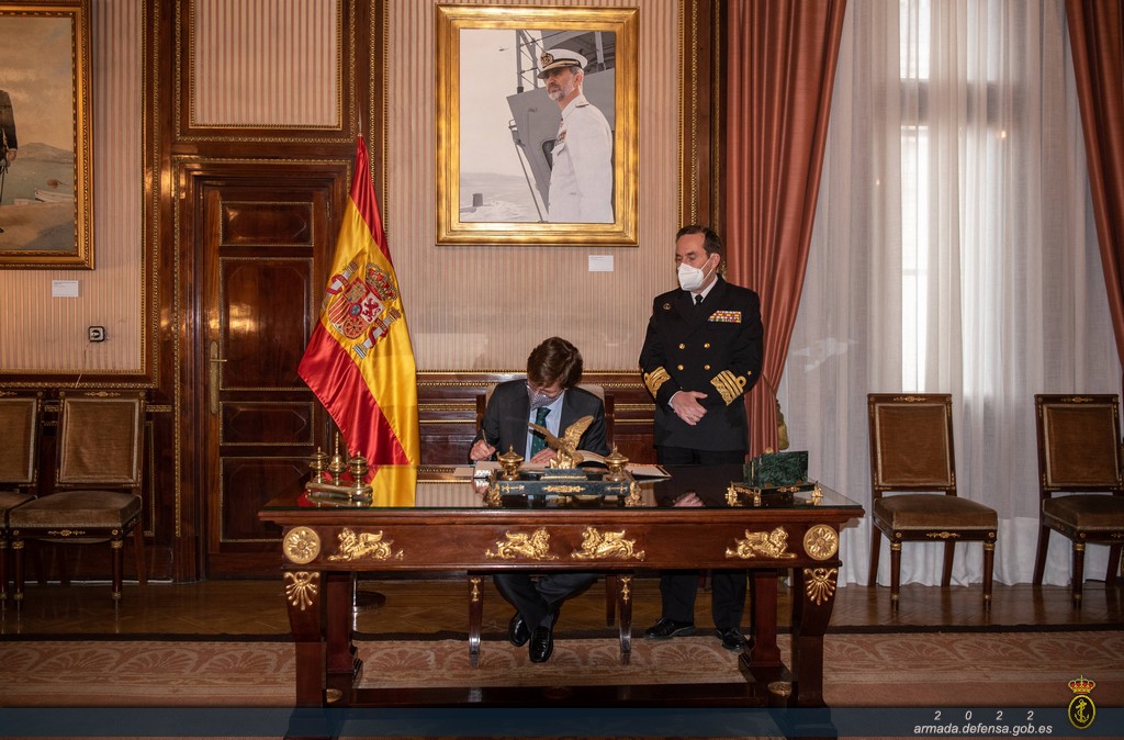 El Alcalde de Madrid firmando en el Libro de Honor