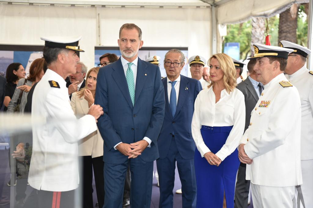SM. el Rey Felipe VI atiende a las explicaciones del Director de Comunicación de la Armada en presencia del AJEMA.