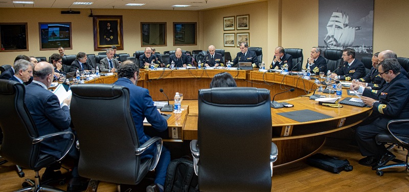 Imagen de ambas delegaciones en la sala de reuniones del Estado Mayor de la Armada