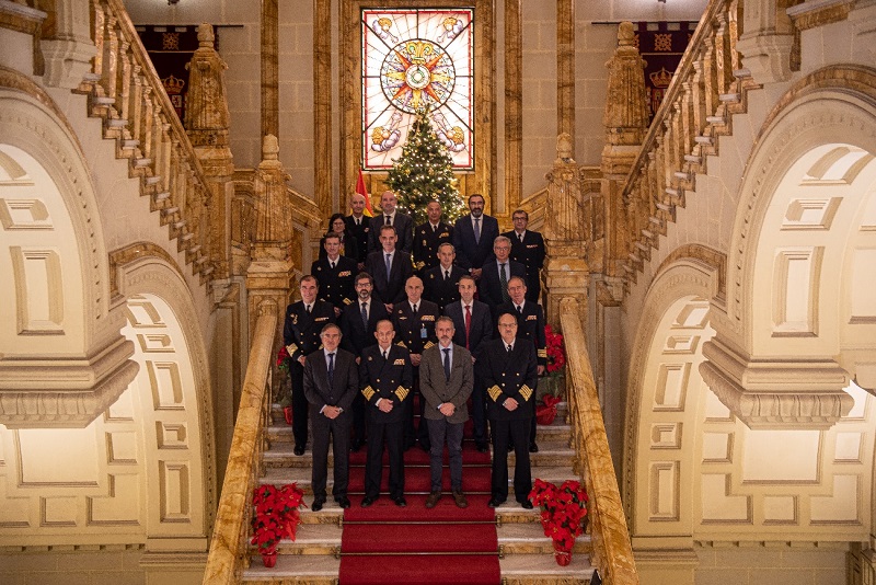 Tradicional foto de familia. 
Ambas delegaciones en la Escalera Monumental del Cuartel General de la Armada.