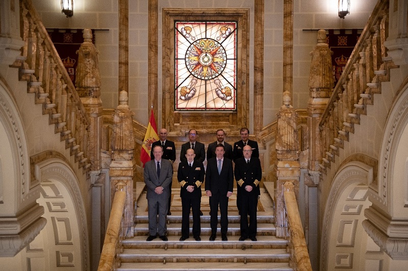 Ambas delegaciones en la Escalera Monumental del Cuartel General de la Armada.