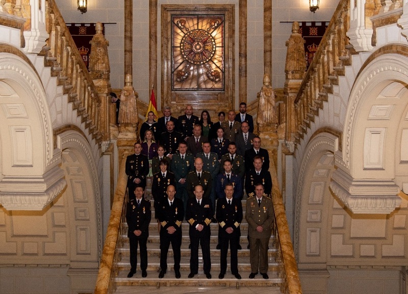 Foto de grupo del AJEMA con los condecorados con la Cruz del Mérito Naval