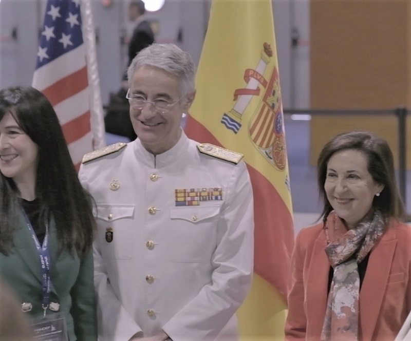 El AJEMA junto a la Ministra de Defensa y la Presidenta de la SEPI durante su recorrido por la FEINDEF
