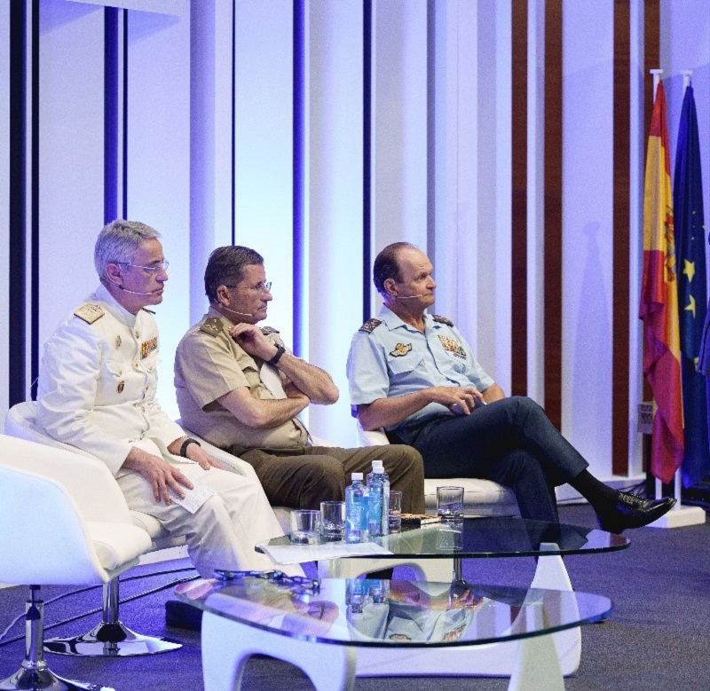 Imagen de los Jefes de Estado Mayor de los Ejércitos y Armada durante la mesa redonda