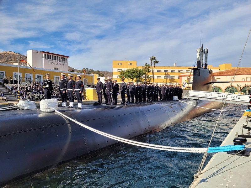 La dotación del submarino durante el primer izado de Bandera