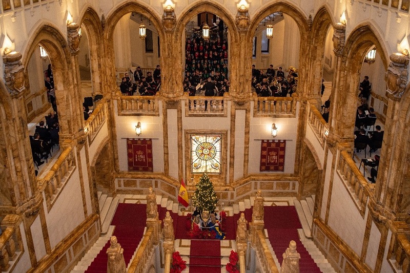 Impresionante imagen de la escalera monumental del Cuartel General durante el concierto.