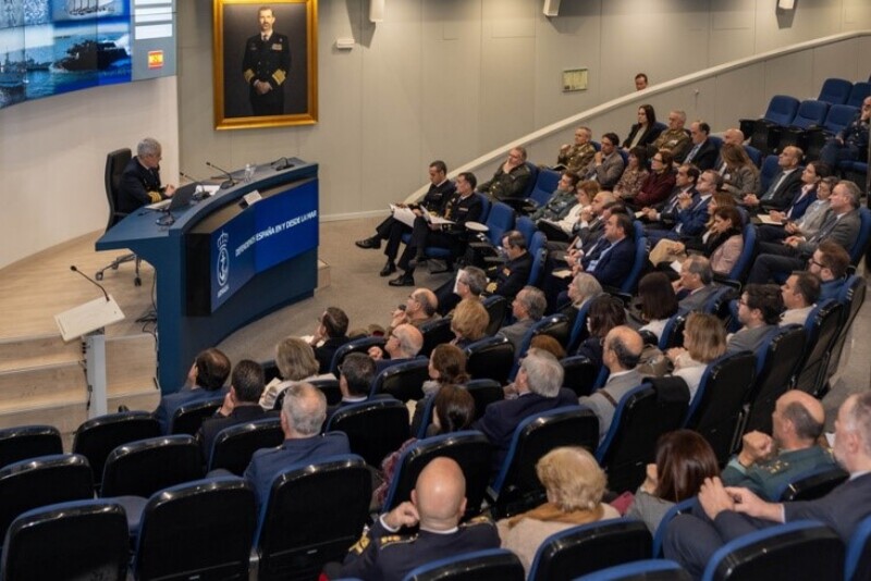 Panorámica general del salón de actos del Cuartel General de la Armada 
durante un momento de la conferencia del AJEMA