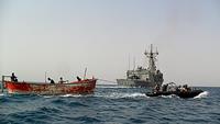 La Rhib de la Fragata Reina Sofía remolcando una ballenera en aguas del Índico durante la operación Atalanta.