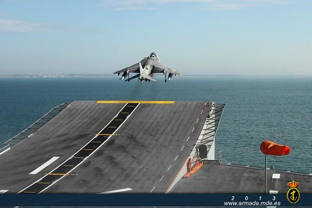 Despegue de un avión Harrier desde la cubierta del Juan Carlos I durante su evaluación operativa