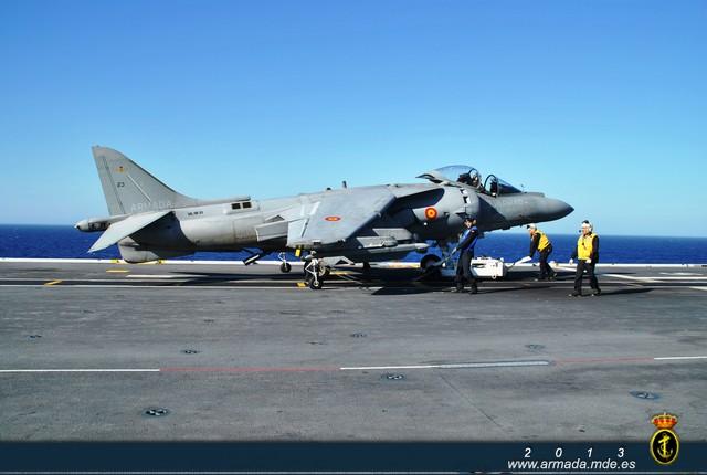 Moviendo un Harrier en la cubierta del Juan Carlos I