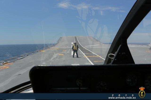 Vista de la pista de despegue del Juan Carlos I desde la cabina de un avión Harrier