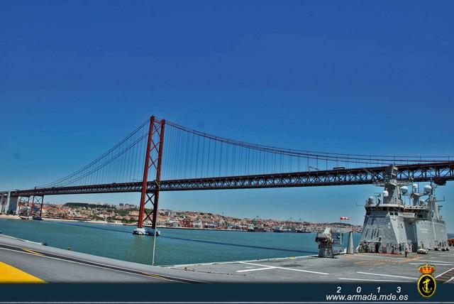 Vista del puente del 25 de Abril, en Lisboa, desde la cubierta del Juan Carlos I
