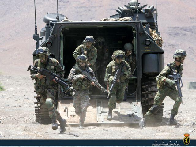 Grupo de movilidad anfibia, fusileros saliendo de una AAV.