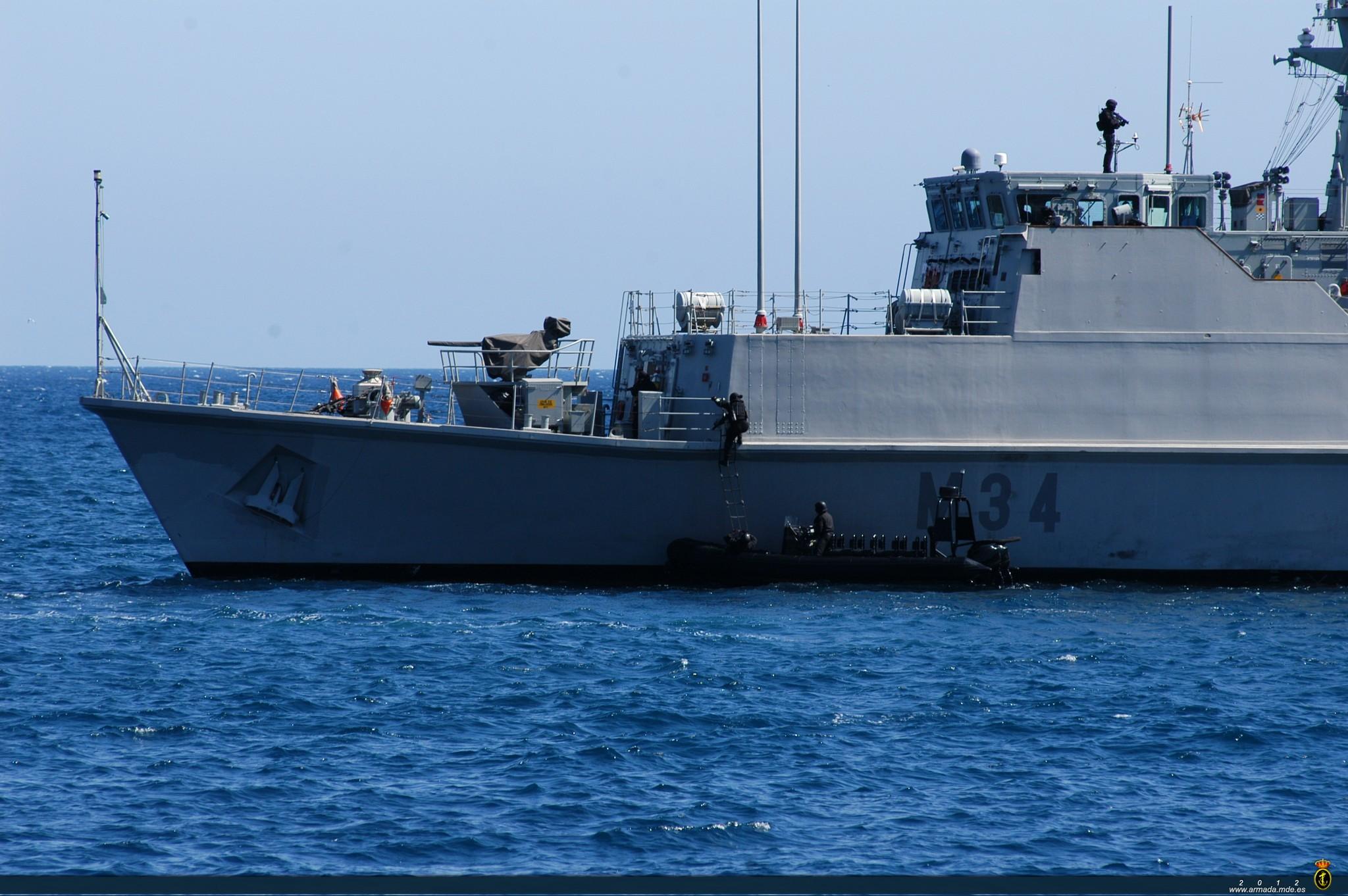 Ejercicio de asalto a un buque de un equipo de Guerra Naval Especial 01