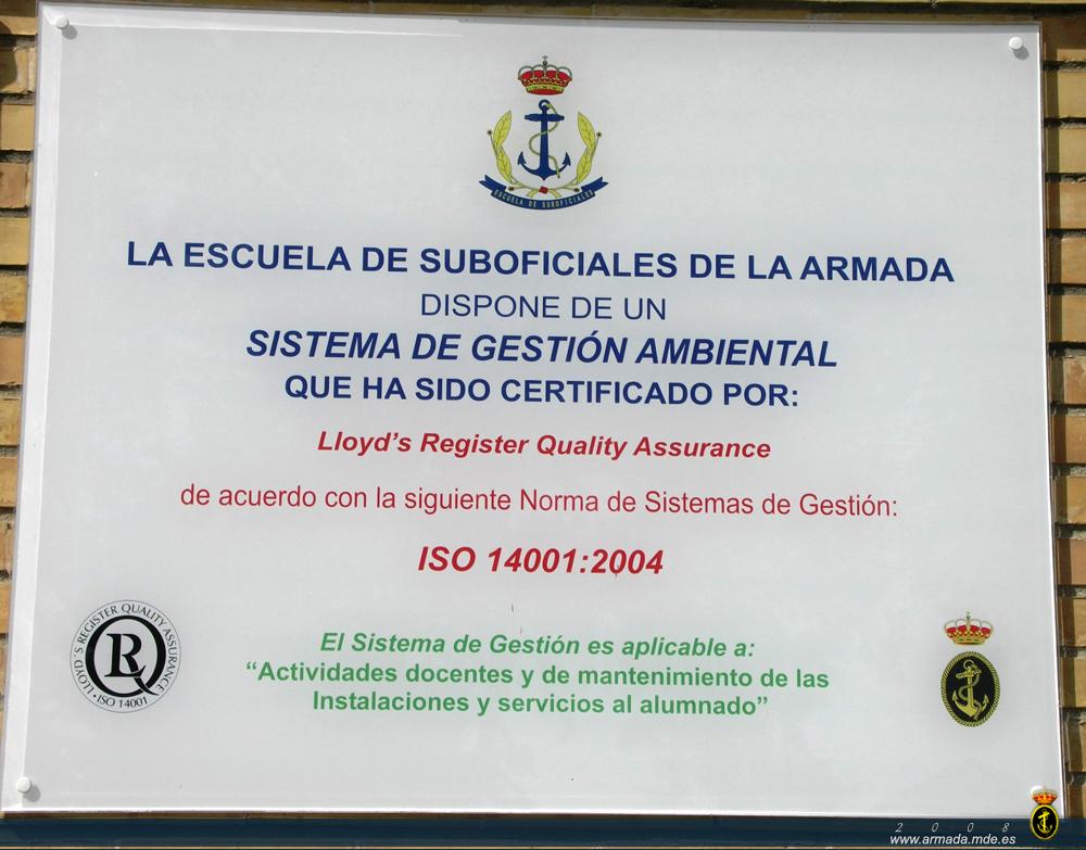 Placa de certificado ISO en gestión medioambiental de la escuela de SubOficiales de la Armada..