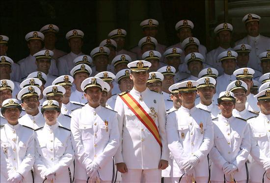 S.A.R. El Príncipe de Asturias con los nuevos suboficiales de la Armada. Foto EFE